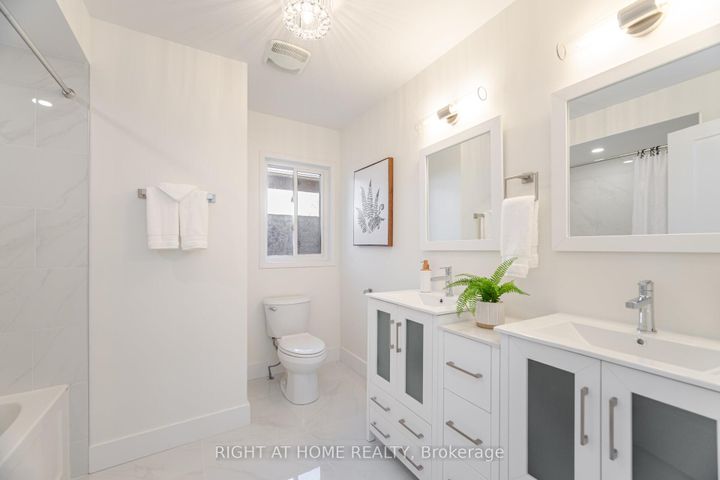 Photo 37 at 514 Huntington Ridge Drive, Hurontario, Mississauga
