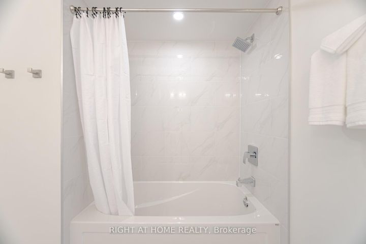 Photo 38 at 514 Huntington Ridge Drive, Hurontario, Mississauga
