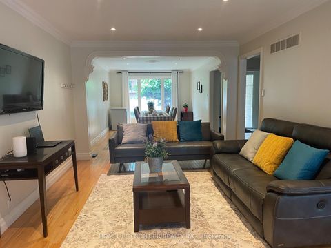 Photo 2 at 121 Carrington Drive, Mill Pond, Richmond Hill
