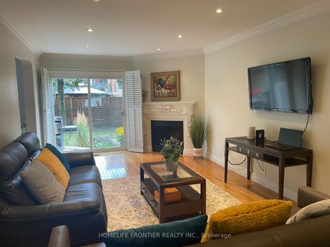 Photo 3 at 121 Carrington Drive, Mill Pond, Richmond Hill