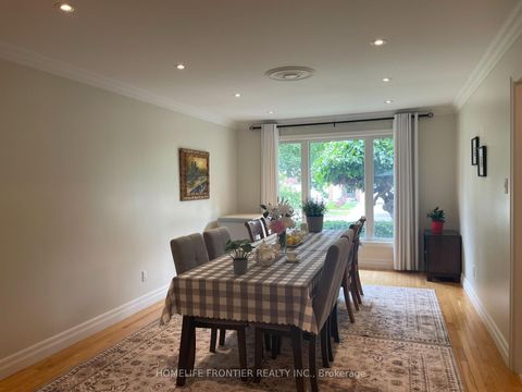 Photo 4 at 121 Carrington Drive, Mill Pond, Richmond Hill