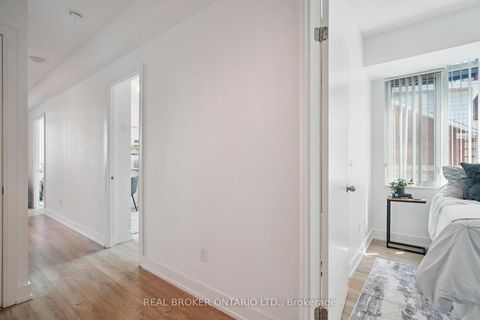 Photo 10 at 215 - 525 Adelaide Street W, Waterfront Communities C1, Toronto