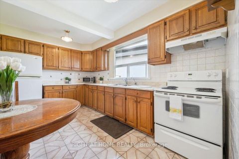 Photo 7 at 133 Prince Charles Drive, CO Central, Oakville