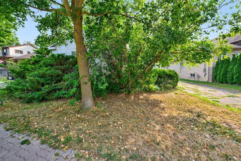Photo 2 at 117 Lucas Street, Mill Pond, Richmond Hill