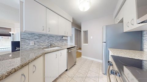 Photo 6 at 157 - 18 Clark Avenue W, Yorkhill, Vaughan