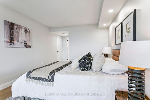 Photo 18 at 1611 - 7300 Yonge Street, Yorkhill, Vaughan