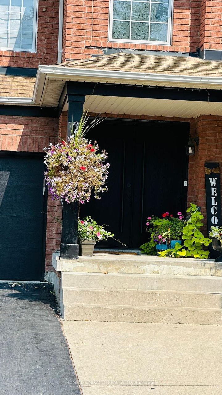 Photo 2 at 28 Bowsfield Drive, Vales of Castlemore, Brampton