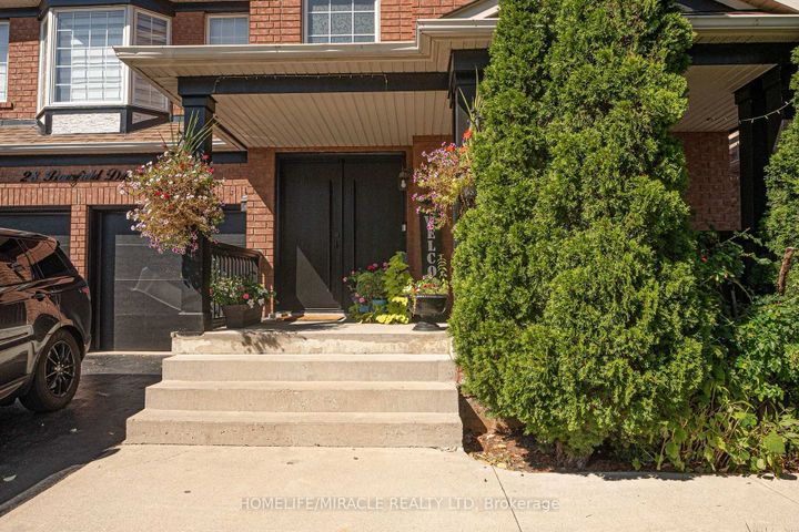 Photo 3 at 28 Bowsfield Drive, Vales of Castlemore, Brampton