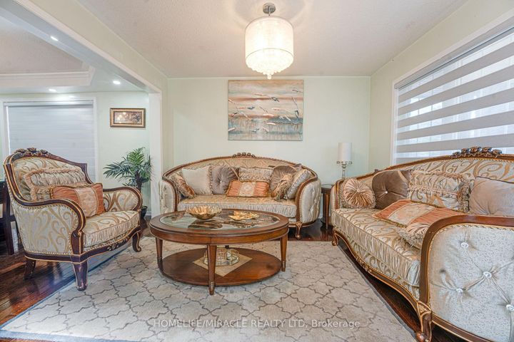 Photo 5 at 28 Bowsfield Drive, Vales of Castlemore, Brampton