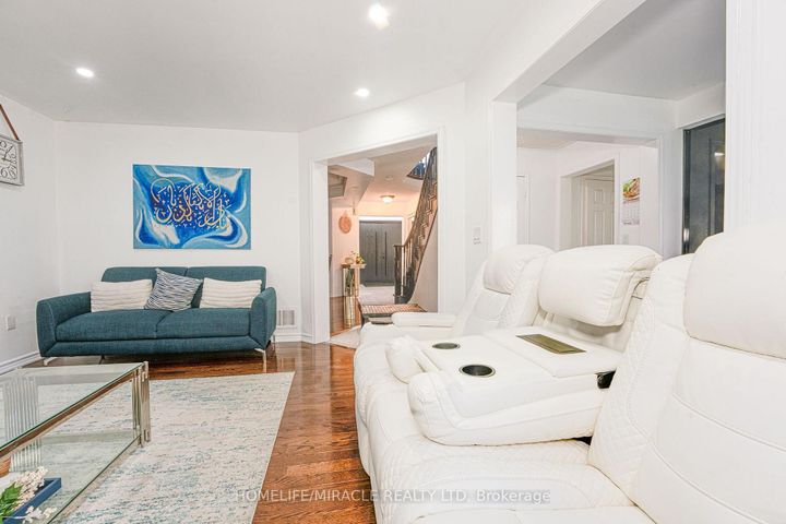 Photo 8 at 28 Bowsfield Drive, Vales of Castlemore, Brampton