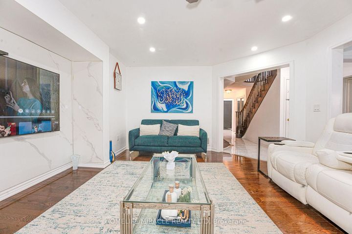 Photo 9 at 28 Bowsfield Drive, Vales of Castlemore, Brampton