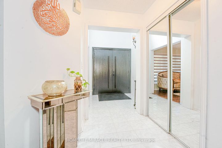 Photo 10 at 28 Bowsfield Drive, Vales of Castlemore, Brampton