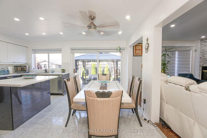 Photo 11 at 28 Bowsfield Drive, Vales of Castlemore, Brampton