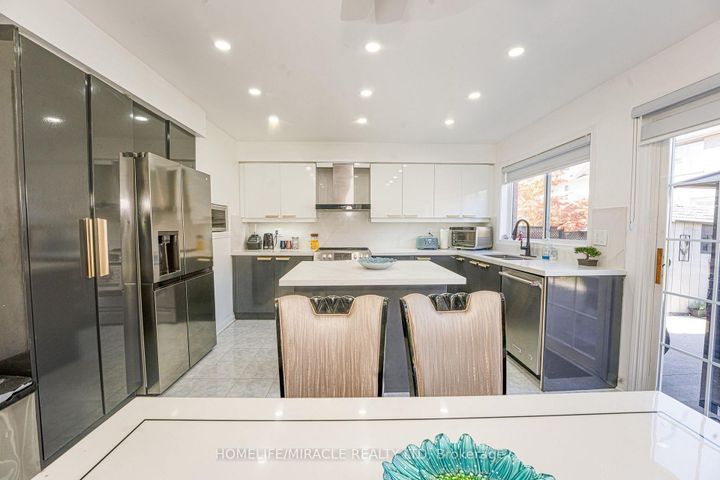 Photo 12 at 28 Bowsfield Drive, Vales of Castlemore, Brampton