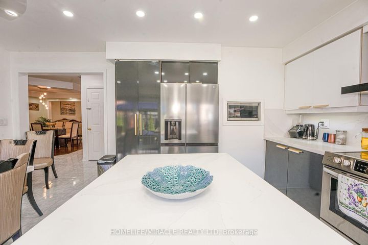 Photo 14 at 28 Bowsfield Drive, Vales of Castlemore, Brampton