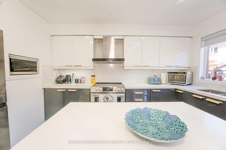 Photo 15 at 28 Bowsfield Drive, Vales of Castlemore, Brampton