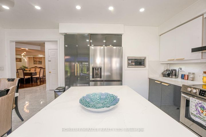 Photo 16 at 28 Bowsfield Drive, Vales of Castlemore, Brampton