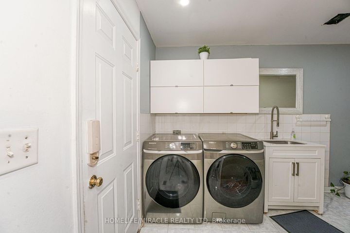 Photo 17 at 28 Bowsfield Drive, Vales of Castlemore, Brampton