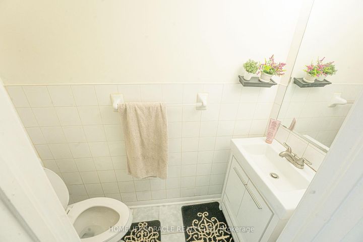 Photo 19 at 28 Bowsfield Drive, Vales of Castlemore, Brampton