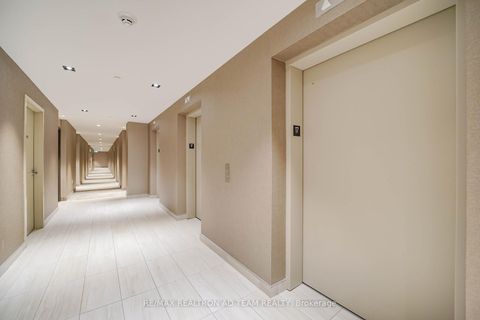 Photo 11 at 717 - 10 Honeycrisp Crescent, Vaughan Corporate Centre, Vaughan