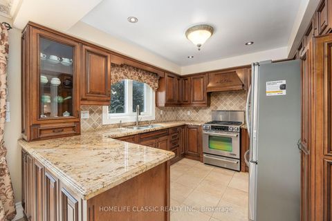 Photo 10 at 133 Medallion Boulevard, West Woodbridge, Vaughan