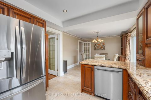 Photo 11 at 133 Medallion Boulevard, West Woodbridge, Vaughan