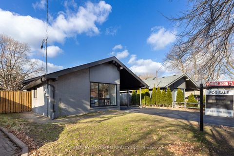 Photo 1 at 32 Brookridge Drive, Bendale, Toronto