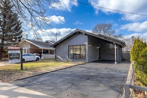 Photo 2 at 32 Brookridge Drive, Bendale, Toronto