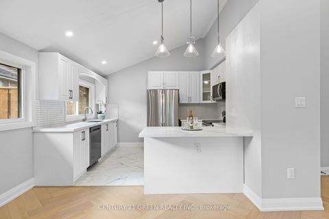 Photo 13 at 32 Brookridge Drive, Bendale, Toronto
