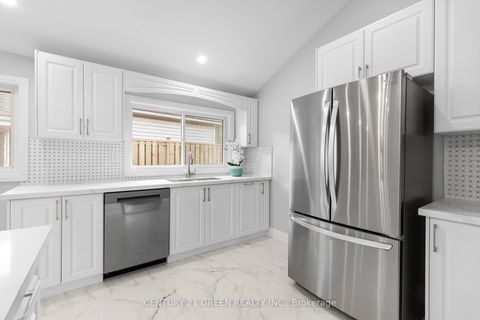 Photo 14 at 32 Brookridge Drive, Bendale, Toronto