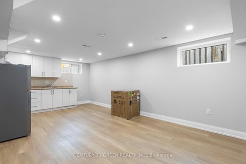 Photo 31 at 32 Brookridge Drive, Bendale, Toronto