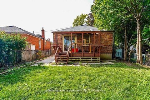 Photo 2 at 4 Gully Drive, Bendale, Toronto