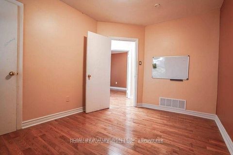 Photo 3 at 4 Gully Drive, Bendale, Toronto