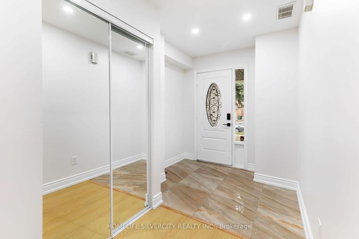 Photo 3 at 26 Cresswell Drive, Fletcher's West, Brampton