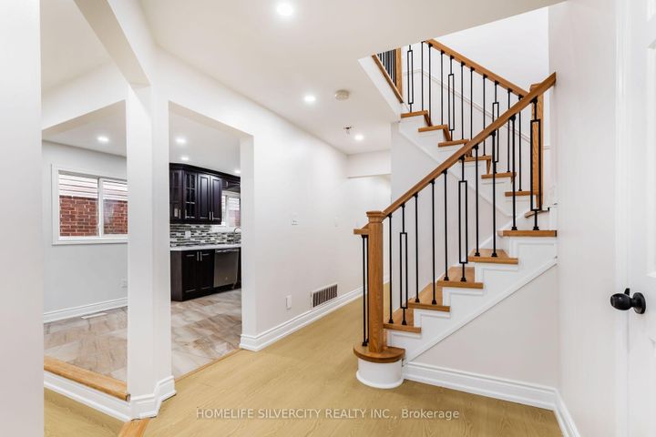 Photo 5 at 26 Cresswell Drive, Fletcher's West, Brampton