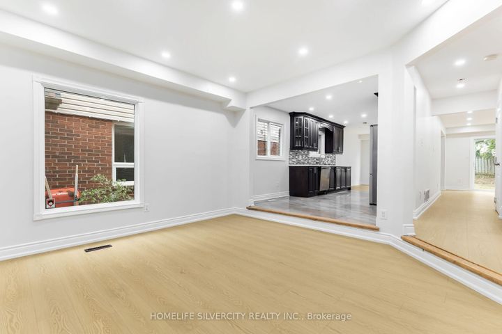 Photo 7 at 26 Cresswell Drive, Fletcher's West, Brampton