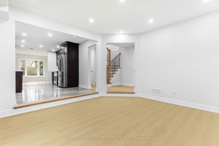 Photo 8 at 26 Cresswell Drive, Fletcher's West, Brampton