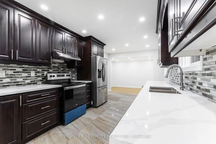 Photo 10 at 26 Cresswell Drive, Fletcher's West, Brampton