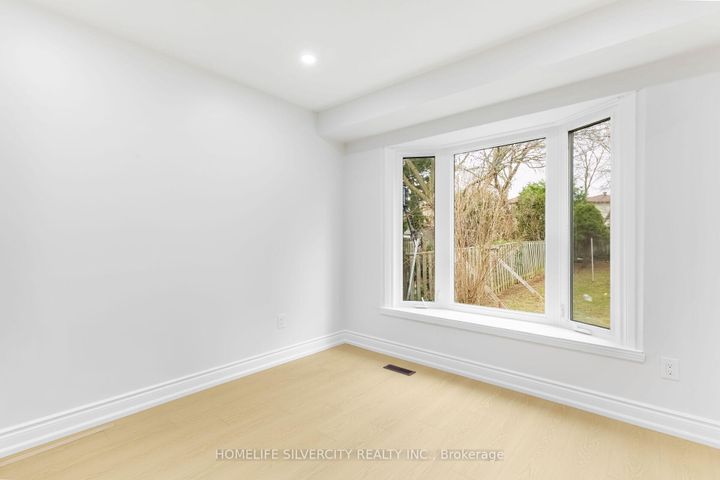 Photo 13 at 26 Cresswell Drive, Fletcher's West, Brampton