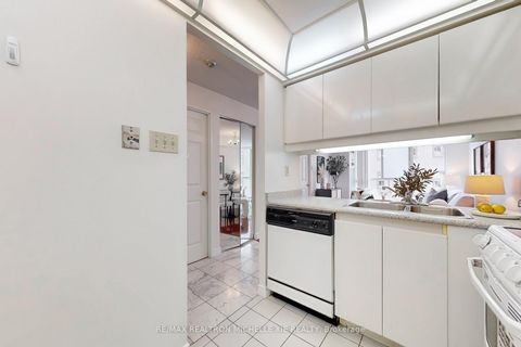 Photo 14 at 1009 - 736 Bay Street, Bay Street Corridor, Toronto