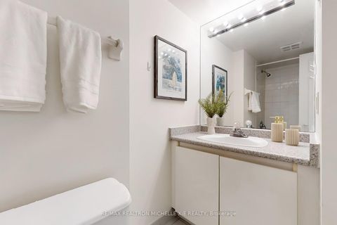 Photo 18 at 1009 - 736 Bay Street, Bay Street Corridor, Toronto