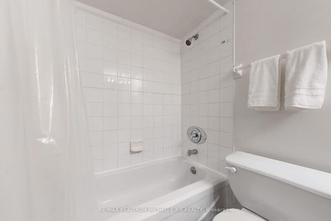 Photo 19 at 1009 - 736 Bay Street, Bay Street Corridor, Toronto