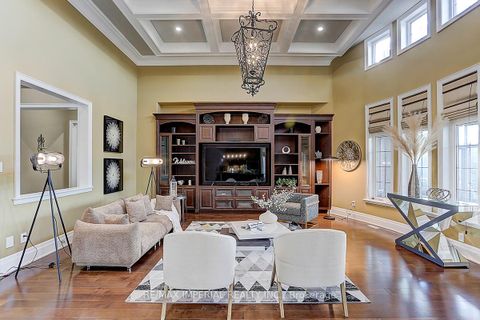 Photo 6 at 39 Fiorello Court, Vellore Village, Vaughan