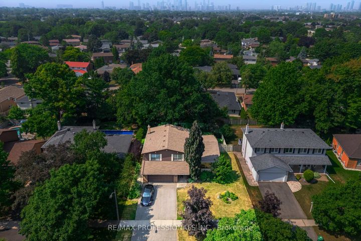 Photo 1 at 3667 Beechollow Crescent, Applewood, Mississauga