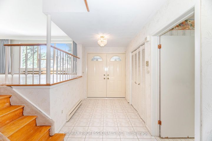Photo 3 at 3667 Beechollow Crescent, Applewood, Mississauga