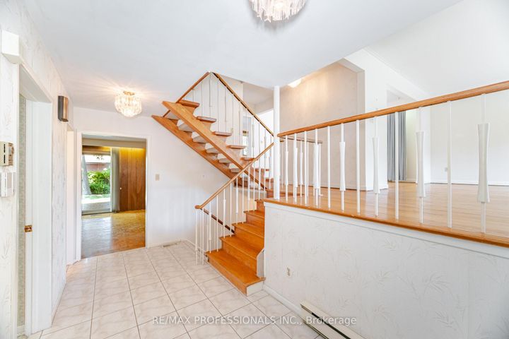 Photo 4 at 3667 Beechollow Crescent, Applewood, Mississauga