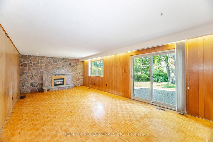 Photo 5 at 3667 Beechollow Crescent, Applewood, Mississauga