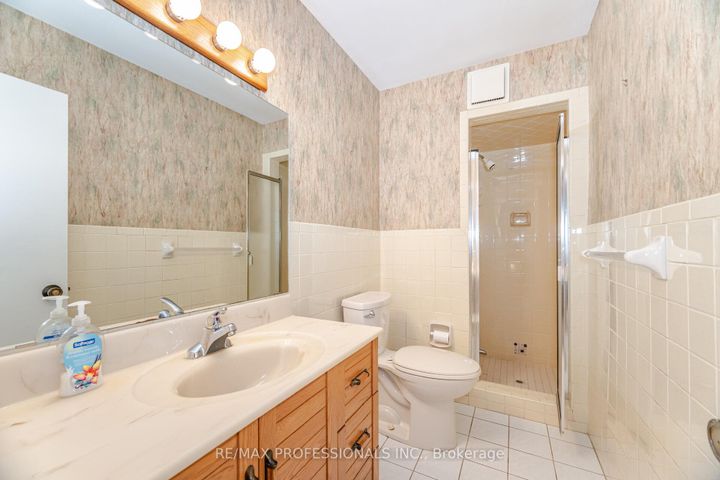 Photo 7 at 3667 Beechollow Crescent, Applewood, Mississauga