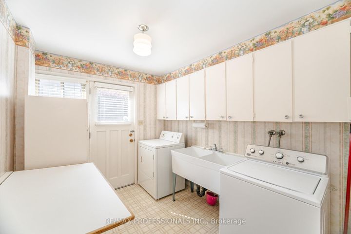 Photo 8 at 3667 Beechollow Crescent, Applewood, Mississauga