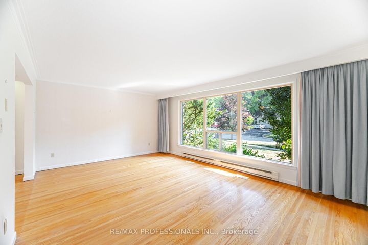 Photo 9 at 3667 Beechollow Crescent, Applewood, Mississauga